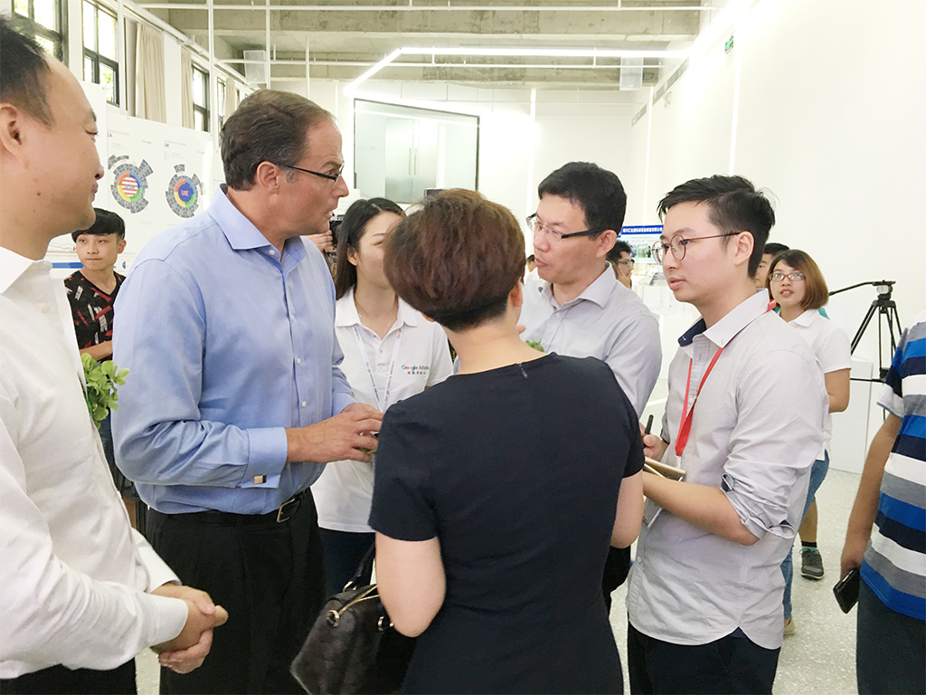   尚語翻譯長期為各類企業(yè)和個人客戶提供會議同傳、交替?zhèn)髯g、出國派遣、商務陪同、會議談判、長期駐廠等各類口譯服務，積累了豐富口譯服務經(jīng)驗，為各類會議、展覽、招標會提供全套翻譯服務支持。我們相信，豐富的經(jīng)驗、強大的實力、成熟的服務機制，再加上我們創(chuàng)新的服務平臺一定能夠讓我們在口譯服務界闖出一片新的天地。